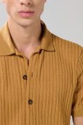 Camisa cuello resort unicolor con texturas y manga corta