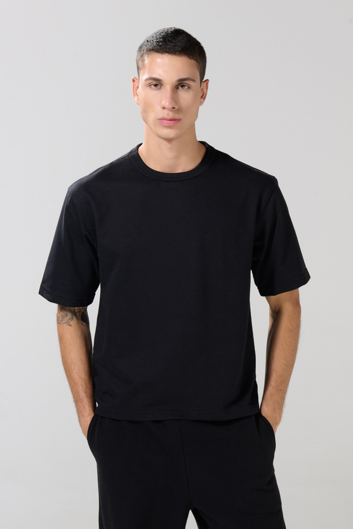 Camiseta oversize unicolor en tela pesada manga corta