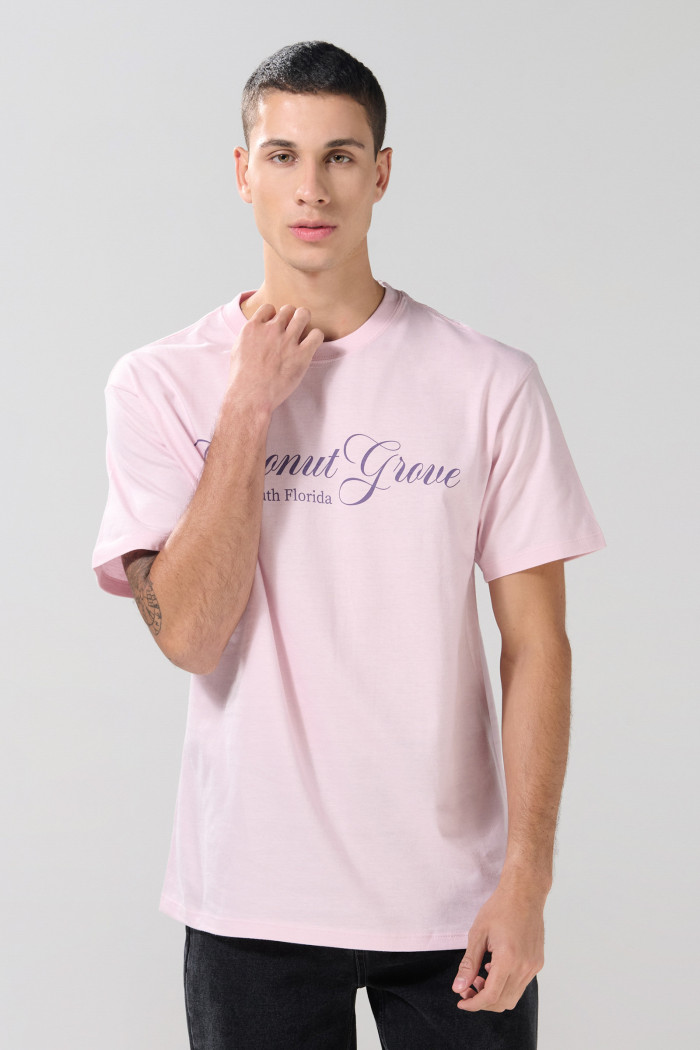 Camiseta rosada cuello redondo con diseño college