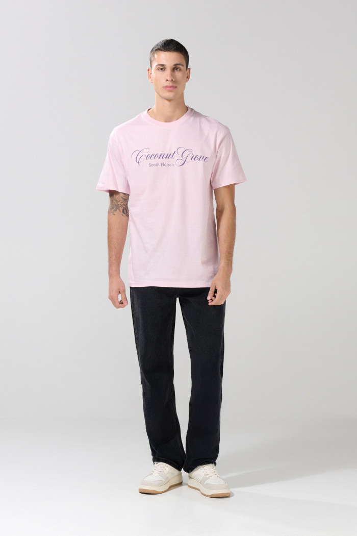 Camiseta rosada cuello redondo con diseño college