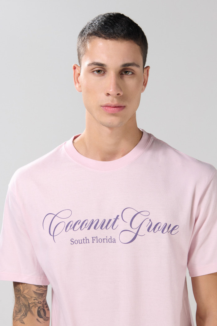 Camiseta rosada cuello redondo con diseño college