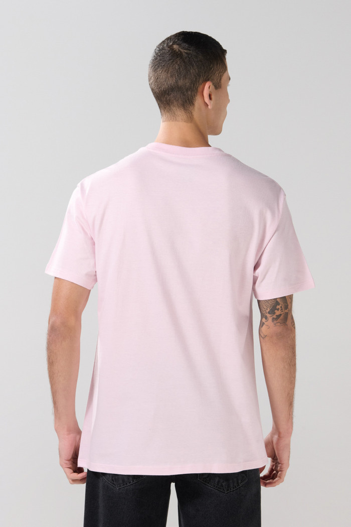 Camiseta rosada cuello redondo con diseño college