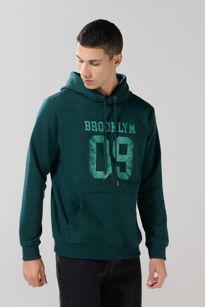 Buzo con capota verde oscuro y diseño college numérico