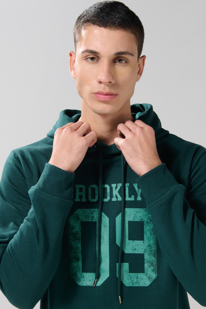 Buzo con capota verde oscuro y diseño college numérico