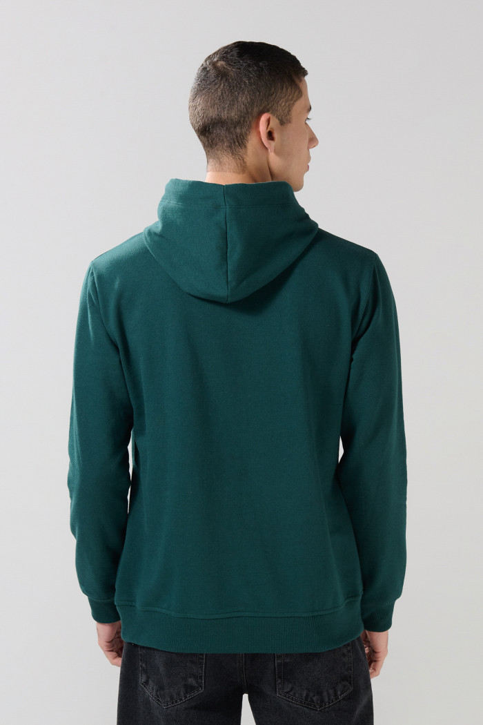 Buzo con capota verde oscuro y diseño college numérico