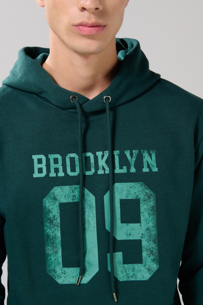 Buzo con capota verde oscuro y diseño college numérico