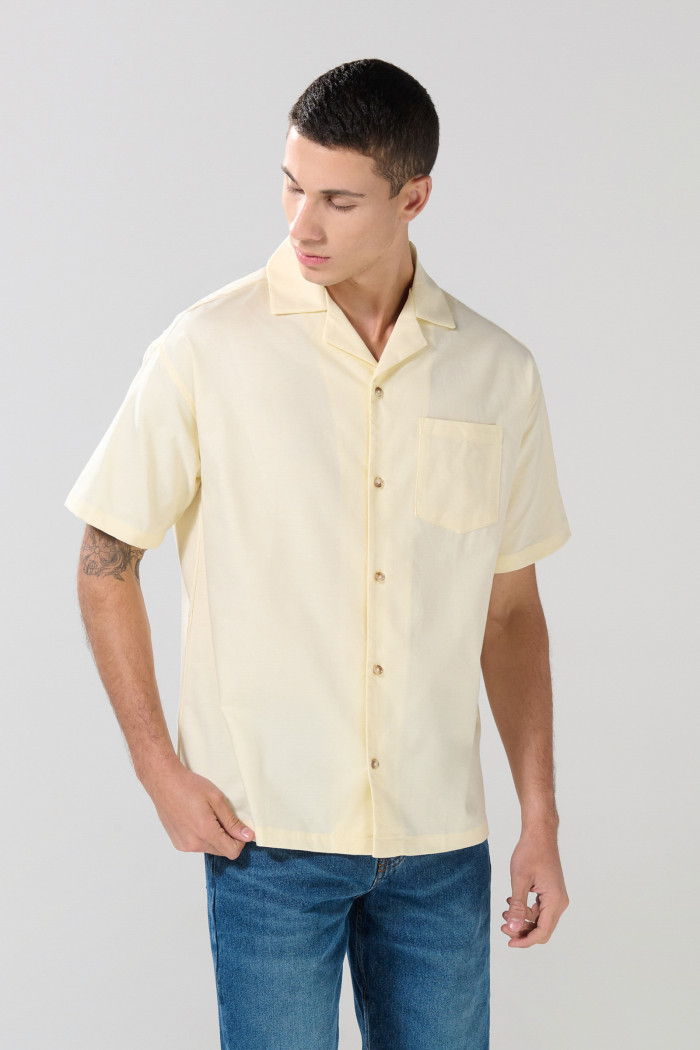 Camisa cuello resort unicolor con botones y texturas
