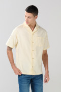 Camisa cuello resort unicolor con botones y texturas