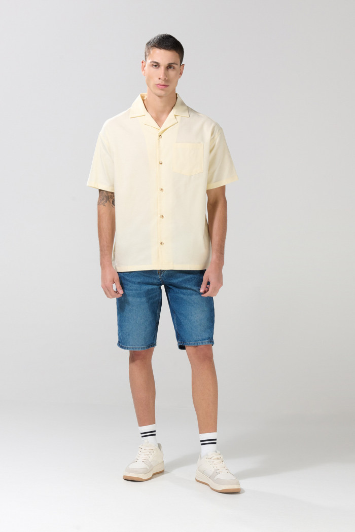 Camisa cuello resort unicolor con botones y texturas
