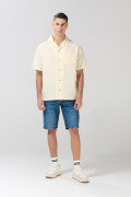 Camisa cuello resort unicolor con botones y texturas