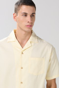 Camisa cuello resort unicolor con botones y texturas