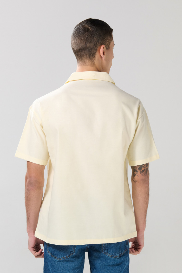 Camisa cuello resort unicolor con botones y texturas