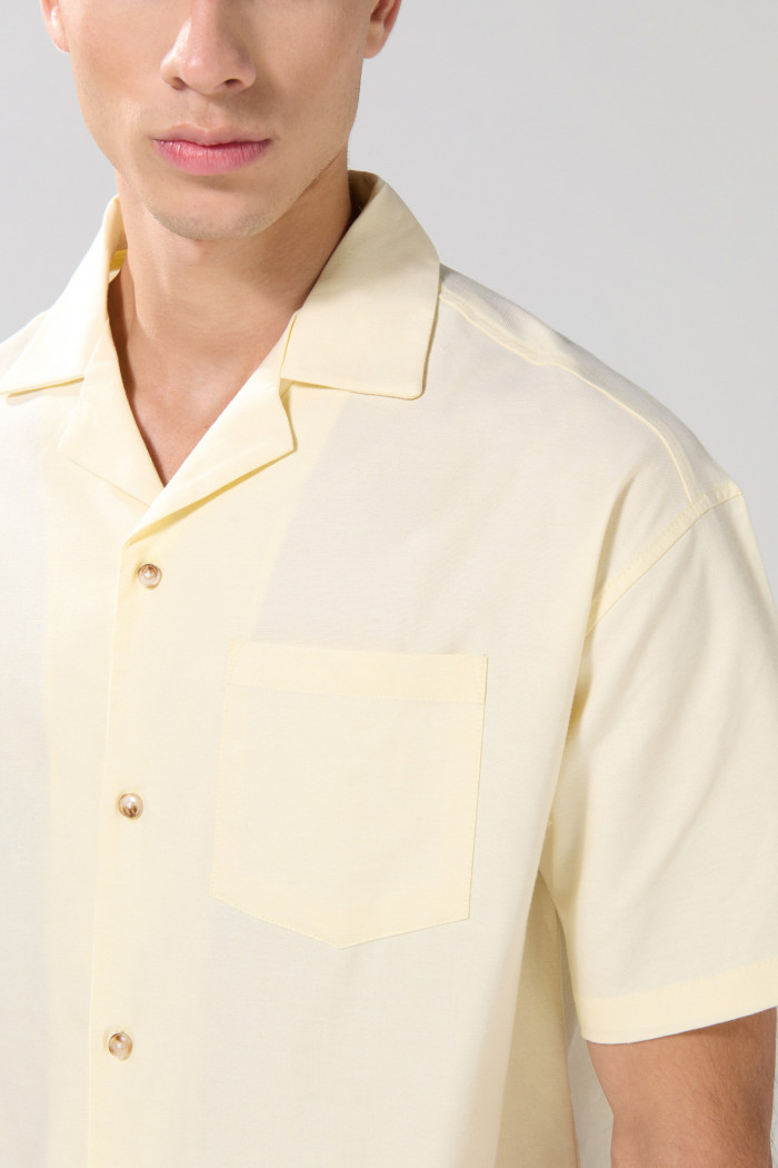 Camisa cuello resort unicolor con botones y texturas