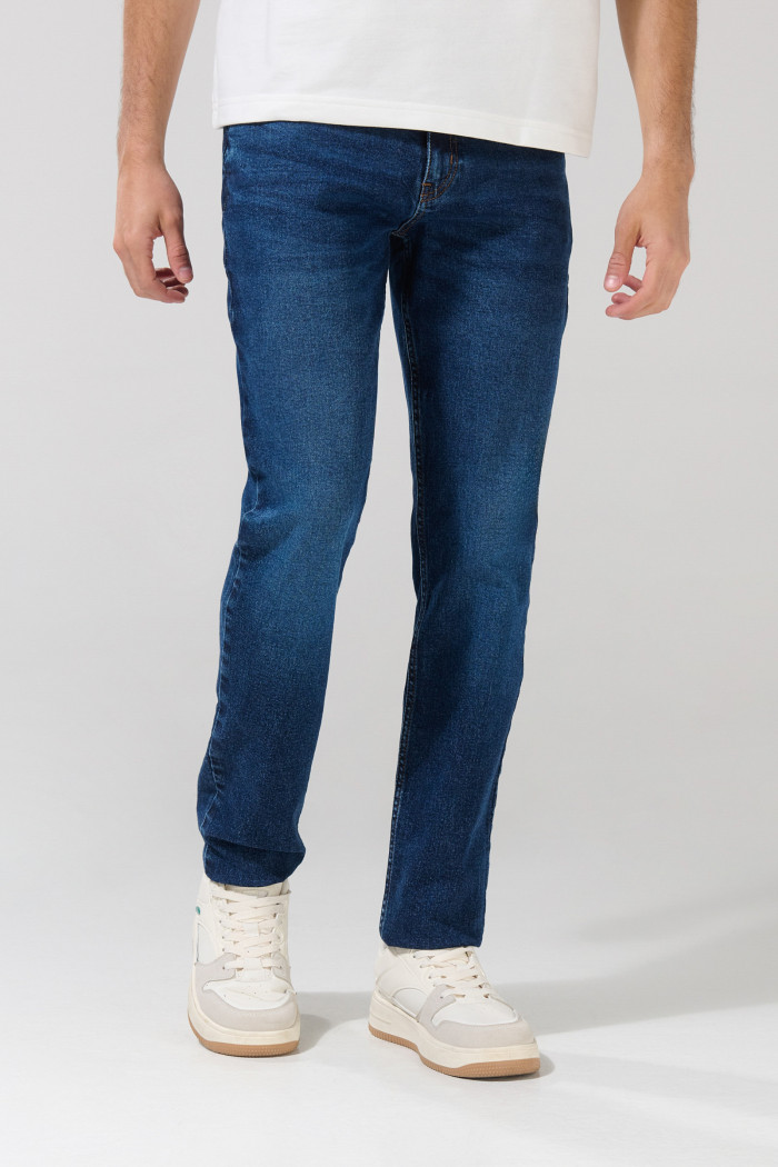 Jean azul oscuro tipo slim 5 bolsillos con tiro bajo