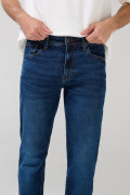 Jean azul oscuro tipo slim 5 bolsillos con tiro bajo
