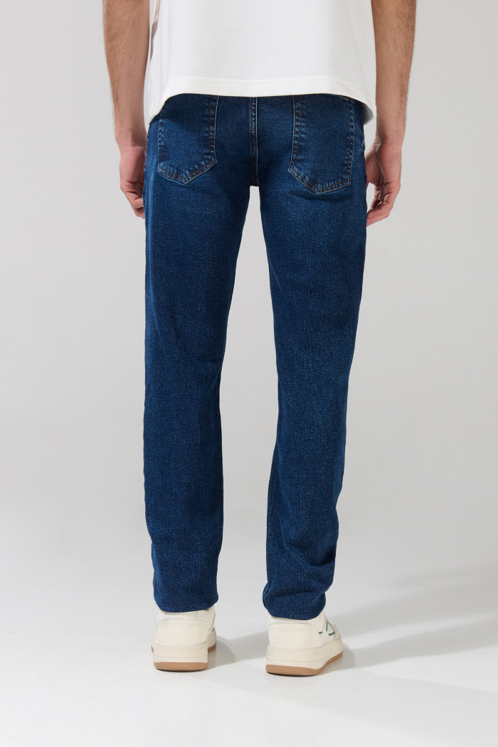 Jean azul oscuro tipo slim 5 bolsillos con tiro bajo