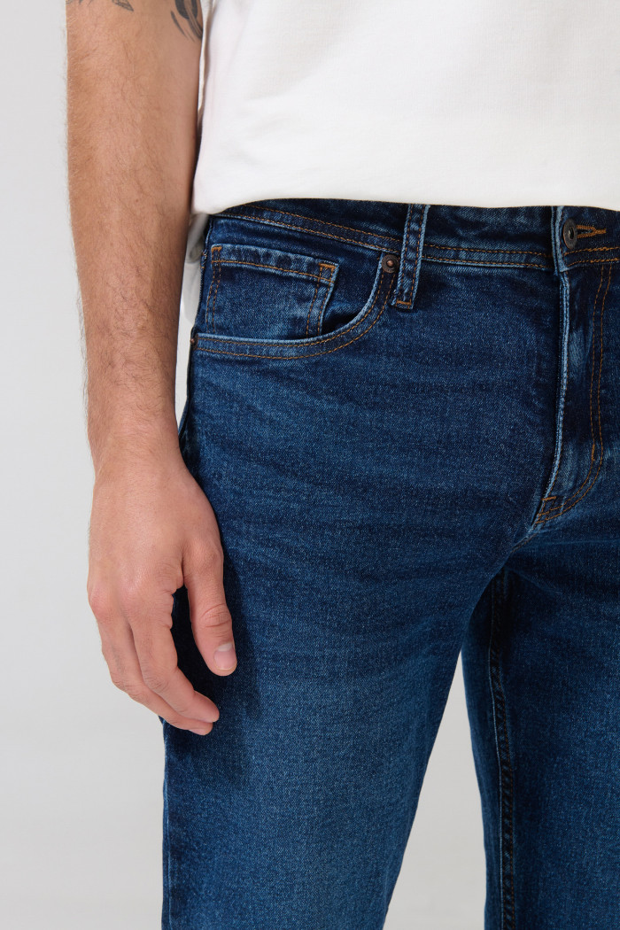 Jean azul oscuro tipo slim 5 bolsillos con tiro bajo