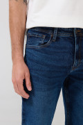 Jean azul oscuro tipo slim 5 bolsillos con tiro bajo
