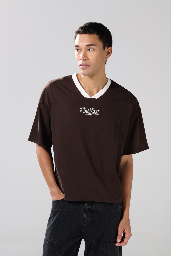 Camiseta oversize cuello V unicolor con diseño college