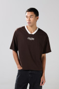 Camiseta oversize cuello V unicolor con diseño college