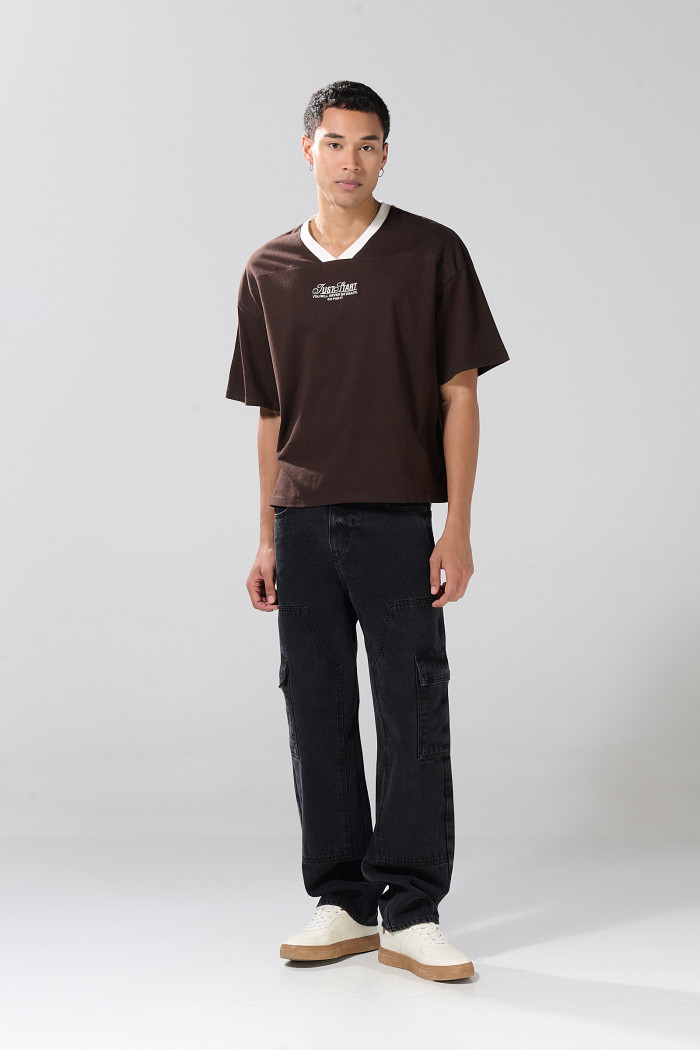 Camiseta oversize cuello V unicolor con diseño college