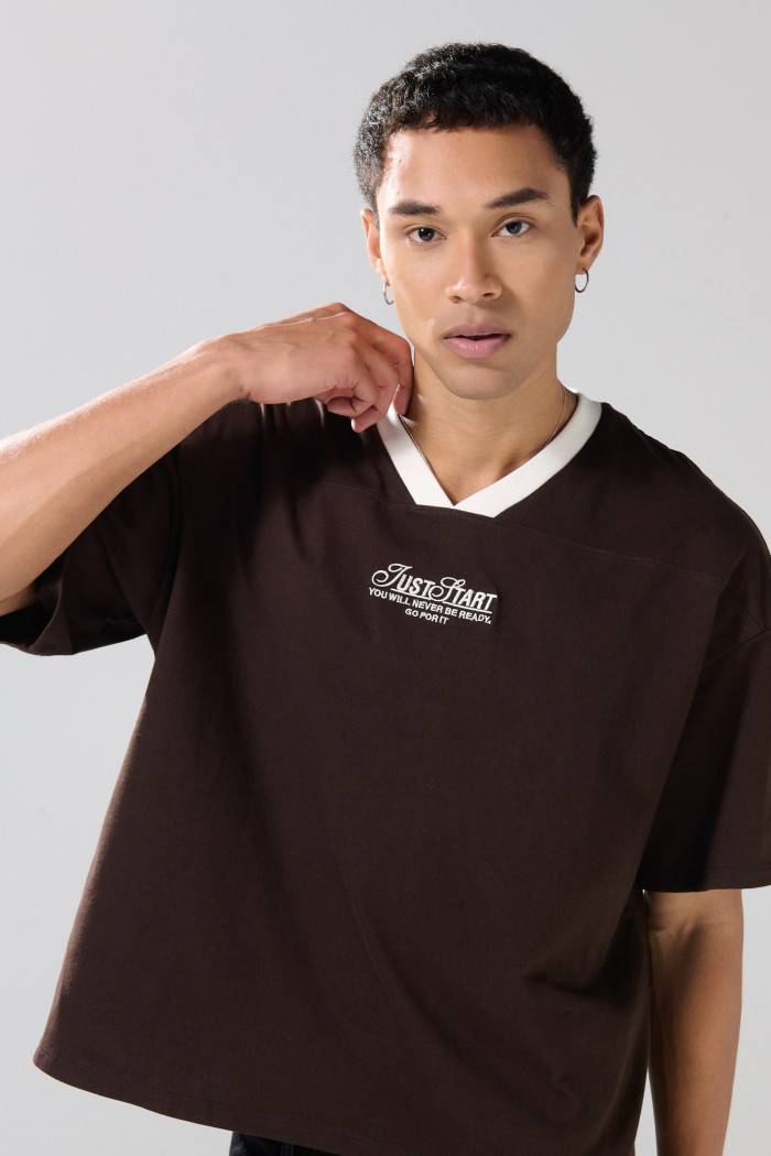 Camiseta oversize cuello V unicolor con diseño college