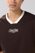 Camiseta oversize cuello V unicolor con diseño college
