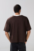 Camiseta oversize cuello V unicolor con diseño college