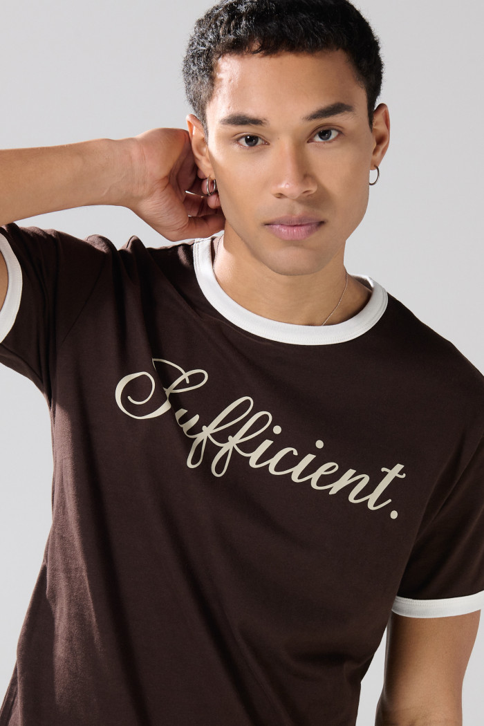 Camiseta con manga corta unicolor, contrastes y texto