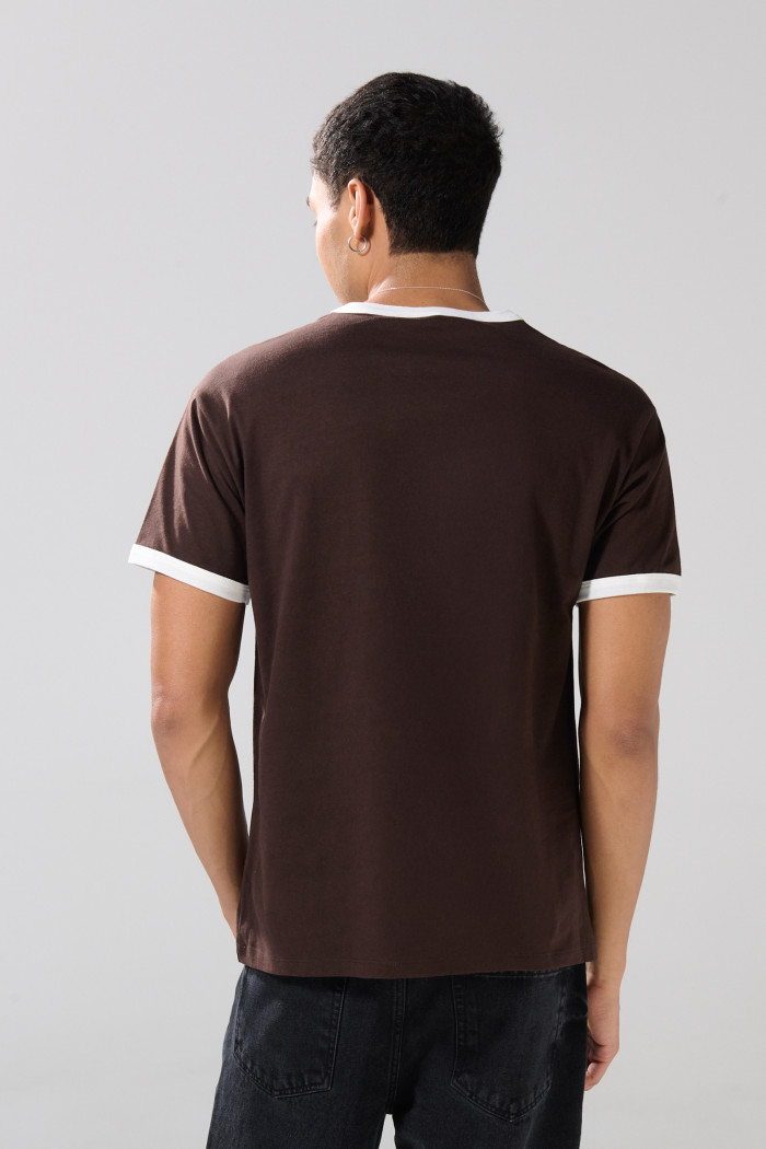 Camiseta con manga corta unicolor, contrastes y texto
