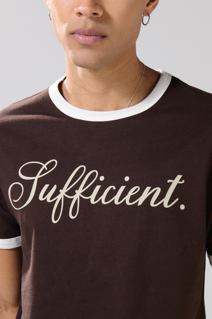Camiseta con manga corta unicolor, contrastes y texto