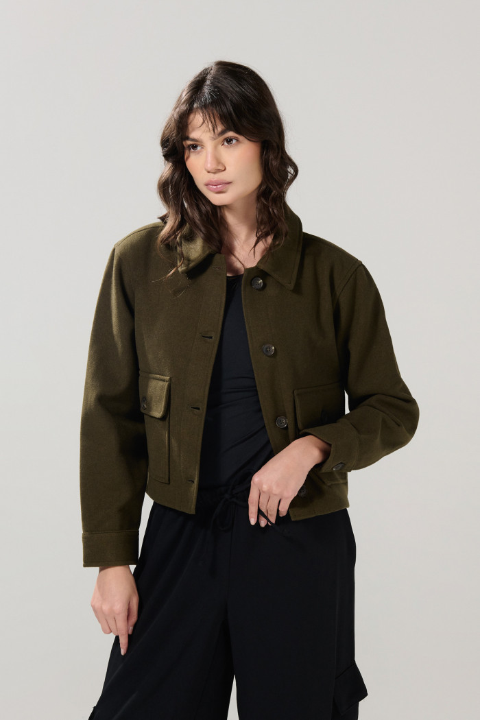 Chaqueta crop con cuello trucker unicolor y bolsillos