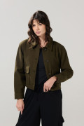 Chaqueta crop con cuello trucker unicolor y bolsillos