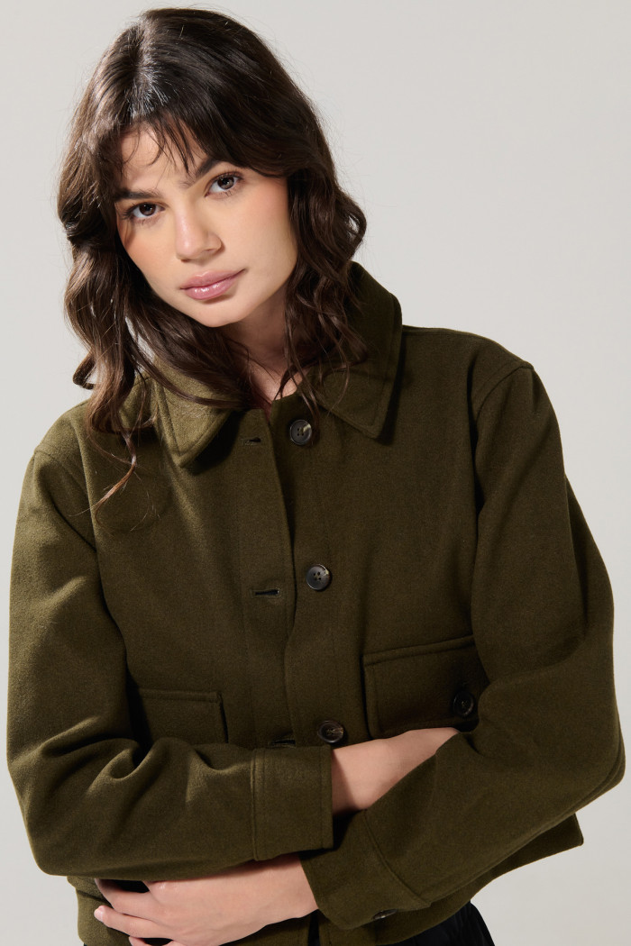Chaqueta crop con cuello trucker unicolor y bolsillos