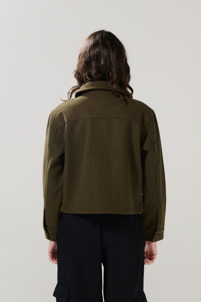 Chaqueta crop con cuello trucker unicolor y bolsillos