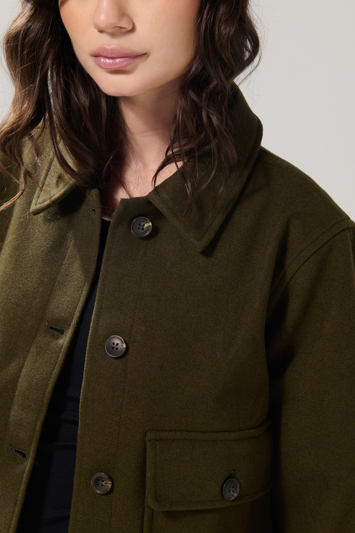 Chaqueta crop con cuello trucker unicolor y bolsillos