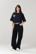 Camiseta azul intensa college crop top oversize