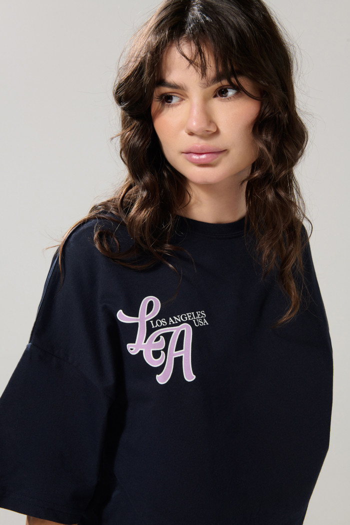 Camiseta azul intensa college crop top oversize