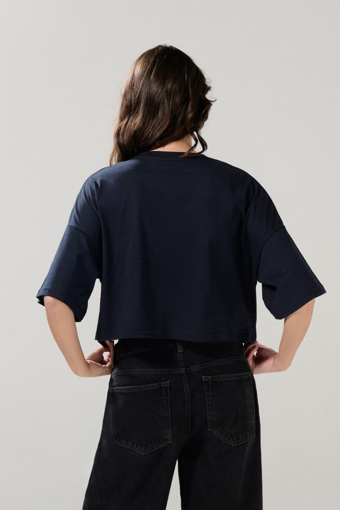 Camiseta azul intensa college crop top oversize