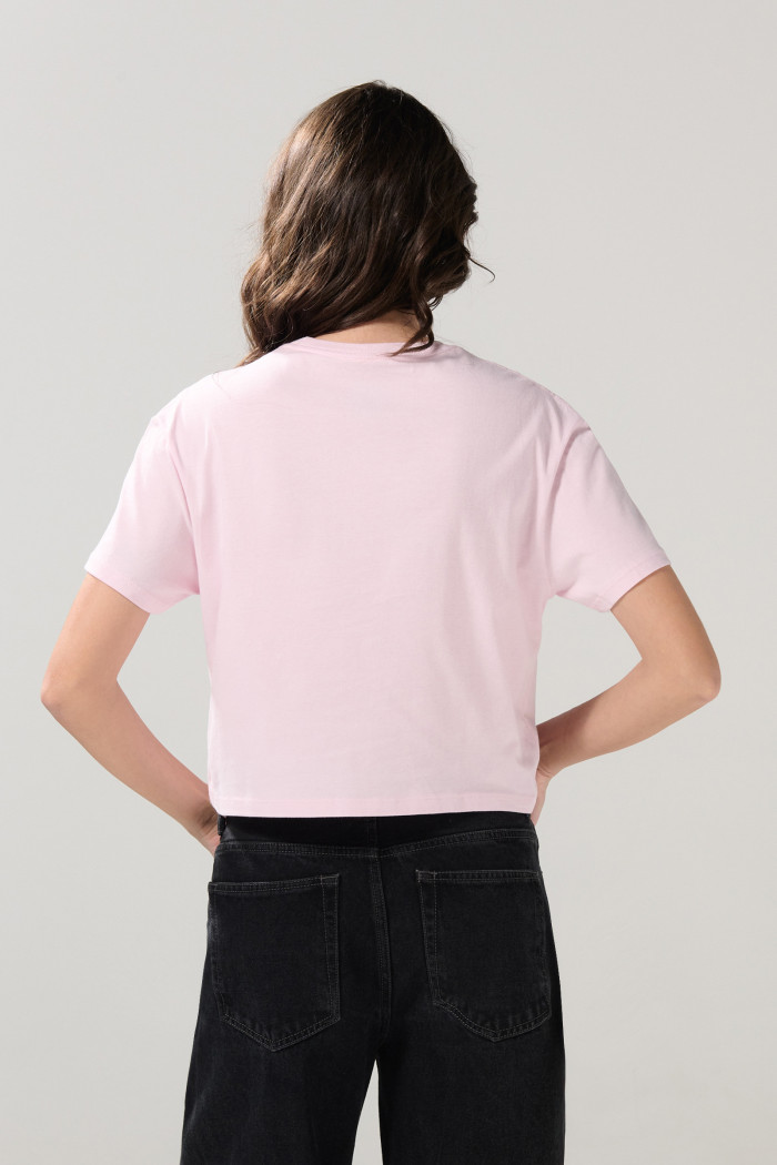 Camiseta crop top unicolor en algodón con diseño college
