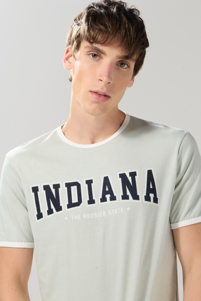 Camiseta college cuello redondo con contrastes unicolor