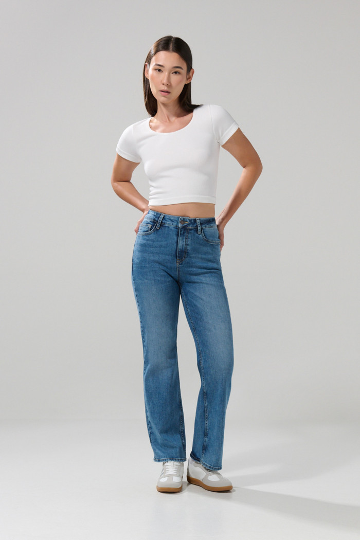 Jean tiro alto straight leg azul medio con bota recta
