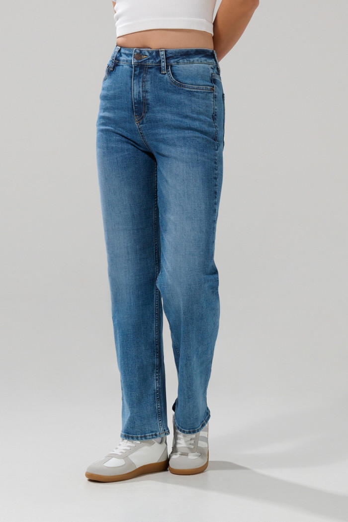 Jean tiro alto straight leg azul medio con bota recta