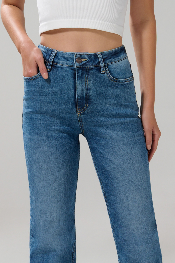 Jean tiro alto straight leg azul medio con bota recta