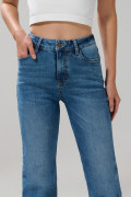 Jean tiro alto straight leg azul medio con bota recta