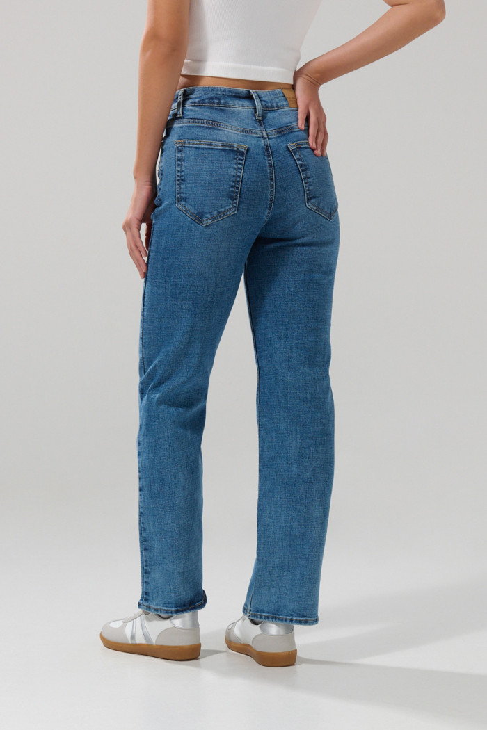 Jean tiro alto straight leg azul medio con bota recta