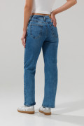 Jean tiro alto straight leg azul medio con bota recta