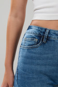 Jean tiro alto straight leg azul medio con bota recta
