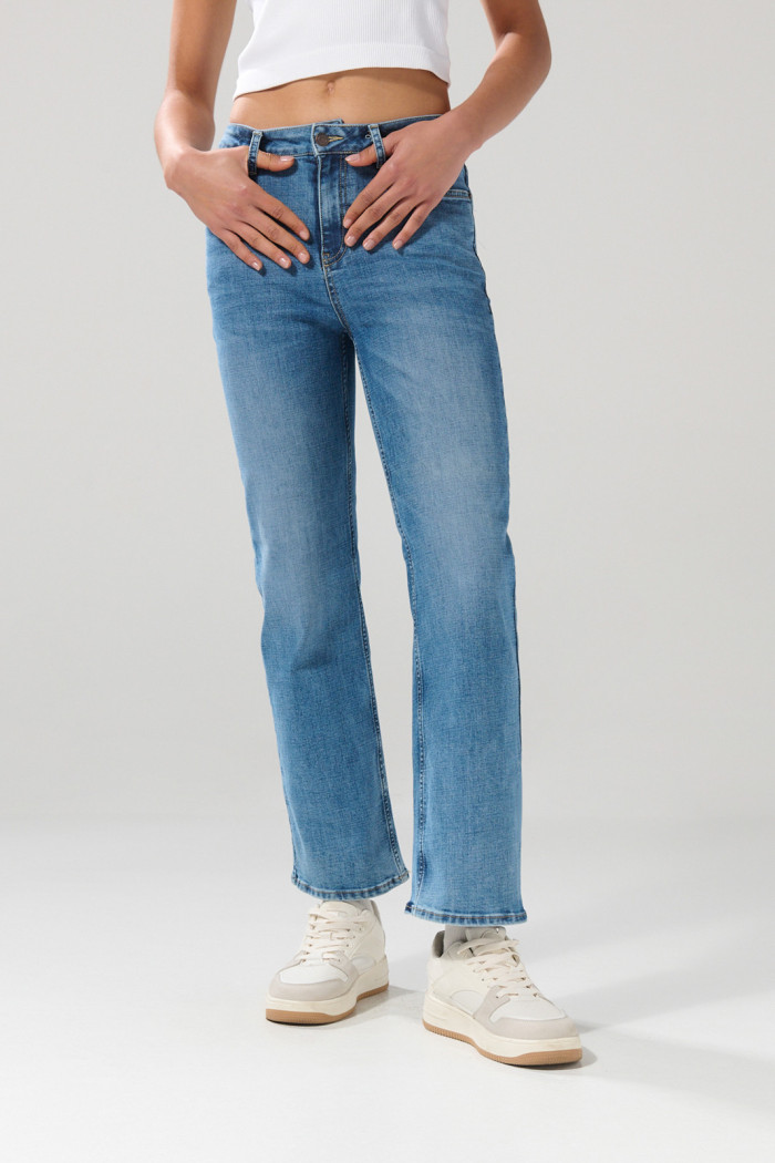 Jean azul medio straight leg con bota recta y tiro alto