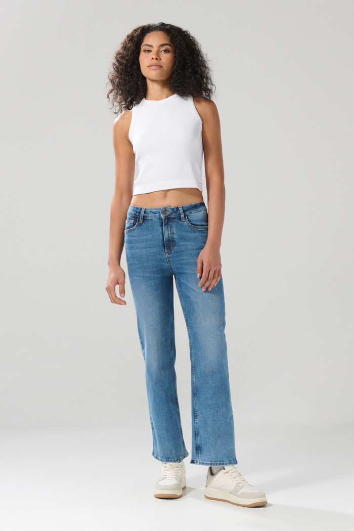 Jean azul medio straight leg con bota recta y tiro alto